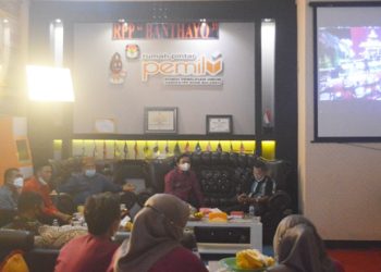 Komisi Pemilihan Umum (KPU) Bone Bolango mengikuti launching hari pemungutan suara pemilu serentak tahun 2024 yang di laksanakan oleh KPU RI Pusat yakni dengan nonton bareng di RPP Banthayo KPU Bone Bolango, Senin (14/2/2022). (Foto: Putra/Gopos)