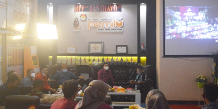 Komisi Pemilihan Umum (KPU) Bone Bolango mengikuti launching hari pemungutan suara pemilu serentak tahun 2024 yang di laksanakan oleh KPU RI Pusat yakni dengan nonton bareng di RPP Banthayo KPU Bone Bolango, Senin (14/2/2022). (Foto: Putra/Gopos)