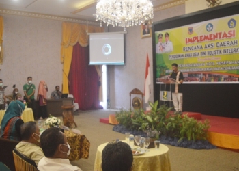 Bupati Gorontalo, Nelson Pomalingo saat menghadiri kegiatan Rencana Aksi Daerah Pendidikan Anak Usia Dini Holistik Integratif (PAUDHI) yang dirangkaikan dengan penandatanganan Nota Kesepahaman antara Dinas Pendidikan Kabupaten Gorontalo dan Dinas Kesehatan Kabupaten Gorontalo di Grand Q Hotel Gorontalo, Jumat (18/2/2022). (Foto: Putra/Gopos)
