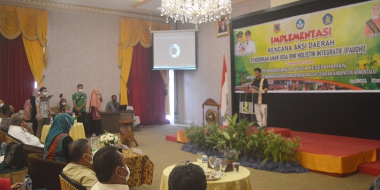 Bupati Gorontalo, Nelson Pomalingo saat menghadiri kegiatan Rencana Aksi Daerah Pendidikan Anak Usia Dini Holistik Integratif (PAUDHI) yang dirangkaikan dengan penandatanganan Nota Kesepahaman antara Dinas Pendidikan Kabupaten Gorontalo dan Dinas Kesehatan Kabupaten Gorontalo di Grand Q Hotel Gorontalo, Jumat (18/2/2022). (Foto: Putra/Gopos)