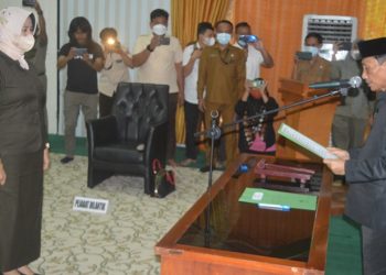 Bupati Gorontalo, Nelson Pomalingo saat melantik Kepala Dinas PTSP Kabupaten Gorontalo, Hadijah Thayeb dalam pengambilan sumpah dan pelantikan pejabat pimpinan tinggi pratama dilingkungan pemerintah Kabupaten Gorontalo, di Rumah dinas Bupati Gorontalo, Senin (21/2/2022). (Foto: Putra/Gopos)