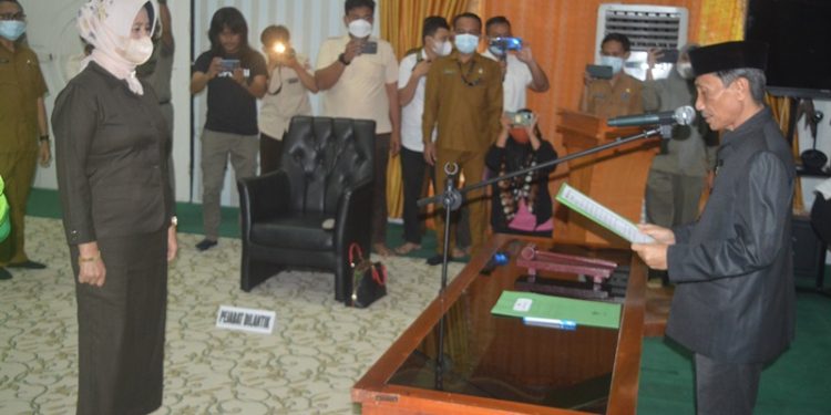 Bupati Gorontalo, Nelson Pomalingo saat melantik Kepala Dinas PTSP Kabupaten Gorontalo, Hadijah Thayeb dalam pengambilan sumpah dan pelantikan pejabat pimpinan tinggi pratama dilingkungan pemerintah Kabupaten Gorontalo, di Rumah dinas Bupati Gorontalo, Senin (21/2/2022). (Foto: Putra/Gopos)
