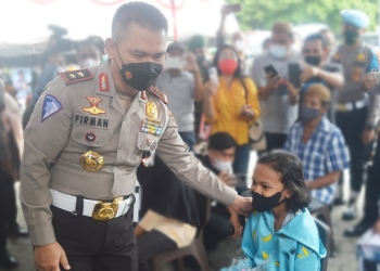 Kepala Korps Lalu Lintas (Kakorlantas) Polri, Irjen Pol Firman Shantyabudi saat meninjau secara langsung pelaksanaan vaksinasi massal di Provinsi Gorontalo di Lapangan Taruna, Kota Gorontalo, Jumat (25/2/2022). (Foto: Putra/Gopos)