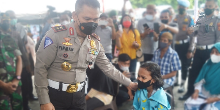 Kepala Korps Lalu Lintas (Kakorlantas) Polri, Irjen Pol Firman Shantyabudi saat meninjau secara langsung pelaksanaan vaksinasi massal di Provinsi Gorontalo di Lapangan Taruna, Kota Gorontalo, Jumat (25/2/2022). (Foto: Putra/Gopos)