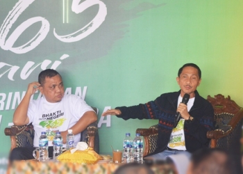 Bupati Gorontalo, Nelson Pomalingo bersama Wakil Bupati Gorontalo, Hendra S Hemeto saat mengikuti kegiatan Dialog Publik "Bhakti Untuk Negeri" memperingati setahun Bupati dan Wakil Bupati Gorontalo di Warung Kopi Danau Limboto, Senin (28/2/2022). (Foto: Putra/Gopos)