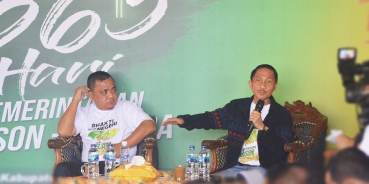 Bupati Gorontalo, Nelson Pomalingo bersama Wakil Bupati Gorontalo, Hendra S Hemeto saat mengikuti kegiatan Dialog Publik "Bhakti Untuk Negeri" memperingati setahun Bupati dan Wakil Bupati Gorontalo di Warung Kopi Danau Limboto, Senin (28/2/2022). (Foto: Putra/Gopos)