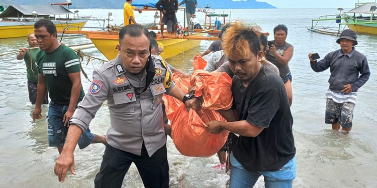 Sejumlah nelayan di Kelurahan Tanjung Keramat, Kecamatan Hulonthalangi, Kota Gorontalo bersama tim Polres Gorontalo Kota mengevakuasi jasad perempuan tanpa identitas yang ditemukan mengapung di perairan Biluhu, Kabupaten Gorontalo, Senin (21/2/2022). (istimewa)