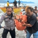 Sejumlah nelayan di Kelurahan Tanjung Keramat, Kecamatan Hulonthalangi, Kota Gorontalo bersama tim Polres Gorontalo Kota mengevakuasi jasad perempuan tanpa identitas yang ditemukan mengapung di perairan Biluhu, Kabupaten Gorontalo, Senin (21/2/2022). (istimewa)