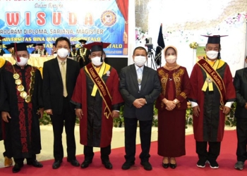 Wakil Gubernur Gorontalo, Idris Rahim, bersama Ketua LLDikti Prof. Mahludin Baruadi, berpose bersama senat UBM dan UNBITA Gorontalo pada wisuda mahasiswa program Diploma, Sarjana dan Magister di Grand Sumber Ria, Kota Gorontalo, Sabtu (19/2/2022). (Haris/Kominfo Provinsi Gorontalo)