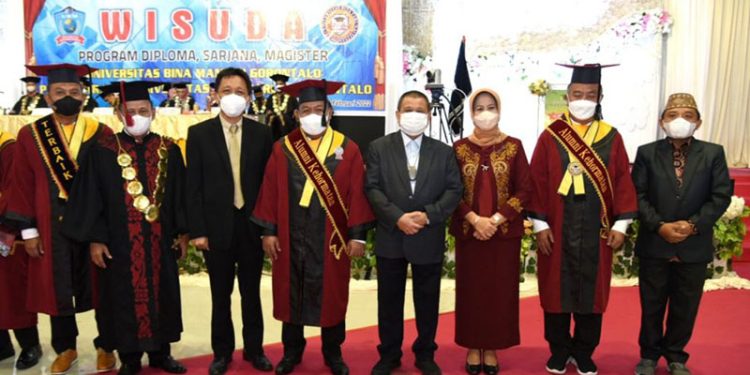 Wakil Gubernur Gorontalo, Idris Rahim, bersama Ketua LLDikti Prof. Mahludin Baruadi, berpose bersama senat UBM dan UNBITA Gorontalo pada wisuda mahasiswa program Diploma, Sarjana dan Magister di Grand Sumber Ria, Kota Gorontalo, Sabtu (19/2/2022). (Haris/Kominfo Provinsi Gorontalo)