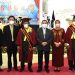 Wakil Gubernur Gorontalo, Idris Rahim, bersama Ketua LLDikti Prof. Mahludin Baruadi, berpose bersama senat UBM dan UNBITA Gorontalo pada wisuda mahasiswa program Diploma, Sarjana dan Magister di Grand Sumber Ria, Kota Gorontalo, Sabtu (19/2/2022). (Haris/Kominfo Provinsi Gorontalo)