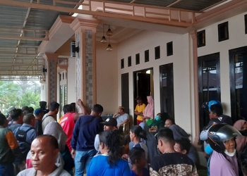 Puluhan member FX Family di Gorontalo Utara mendatangi rumah Nur Miten salah seorang admin untuk menagih janji pengembalian modal, Rabu (3/2/2022). (Ishak Noho/Gopos)