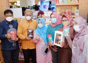 Kepala Pewakilan BI Provinsi Gorontalo, Rony Widijarto Purubaskoro (kiri) berpose bersama pelaku UMKM yang mengikuti gebyar UMKM 2022. (Bank Indonesia Gorontalo)