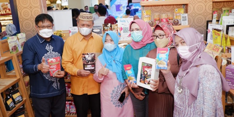 Kepala Pewakilan BI Provinsi Gorontalo, Rony Widijarto Purubaskoro (kiri) berpose bersama pelaku UMKM yang mengikuti gebyar UMKM 2022. (Bank Indonesia Gorontalo)