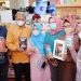 Kepala Pewakilan BI Provinsi Gorontalo, Rony Widijarto Purubaskoro (kiri) berpose bersama pelaku UMKM yang mengikuti gebyar UMKM 2022. (Bank Indonesia Gorontalo)