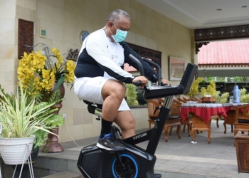 Gubernur Gorontalo, Rusli Habibie menjalani karantina mandiri dengan berolahraga