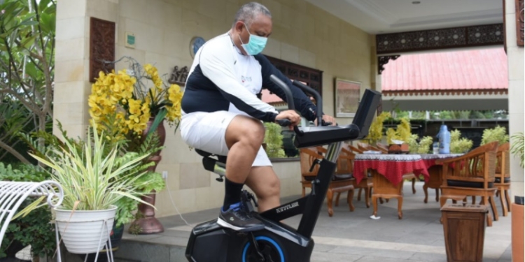 Gubernur Gorontalo, Rusli Habibie menjalani karantina mandiri dengan berolahraga