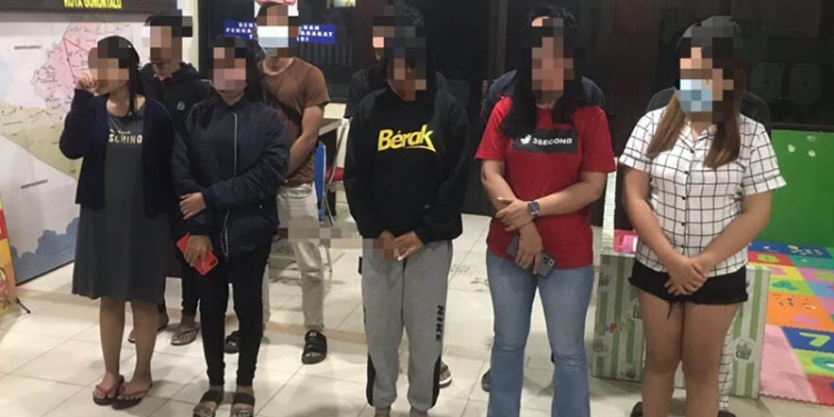 Tujuh pasang muda mudi