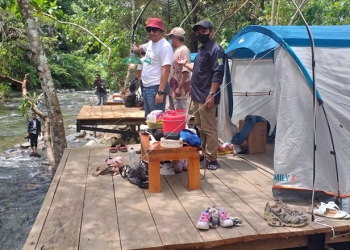 Bupati Bone Bolango, Hamim Pou, menikmati suasana Ilomata River Camp di Desa Ilomata, Kecamatan Bulango Ulu, Kabupaten Bone Bolango, Selasa (1/2/2022).