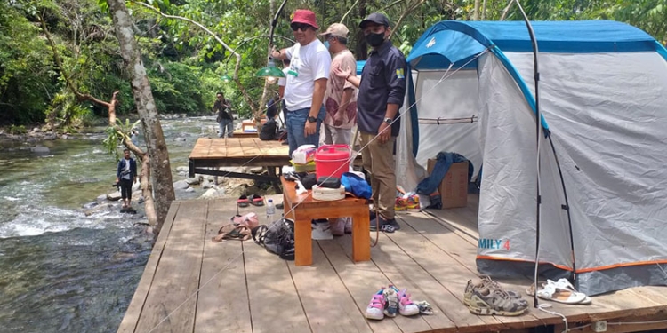 Bupati Bone Bolango, Hamim Pou, menikmati suasana Ilomata River Camp di Desa Ilomata, Kecamatan Bulango Ulu, Kabupaten Bone Bolango, Selasa (1/2/2022).