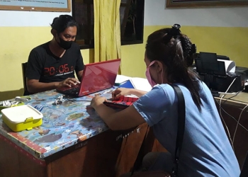 Kanit Tipidter Polres Gorontalo, UtaraBripka Afrianto Rusdin saat mengambil keterangan ke salah satu korban investasi bodon. (foto.istimewa)