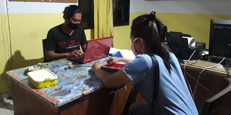 Kanit Tipidter Polres Gorontalo, UtaraBripka Afrianto Rusdin saat mengambil keterangan ke salah satu korban investasi bodon. (foto.istimewa)
