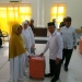 Pemberian Perlengkapan jemaah calon umrah yang rencana diberangkatkan pada (6/2/2022).(Yusuf/Gopos)