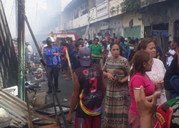 Kebakaran melanda puluhan toko, warung, dan kos-kosan di lorong Heppy, Kelurahan Calaca, Kecamatan Wenang, Kota Manado, Senin (14/2/2022). (istimewa)