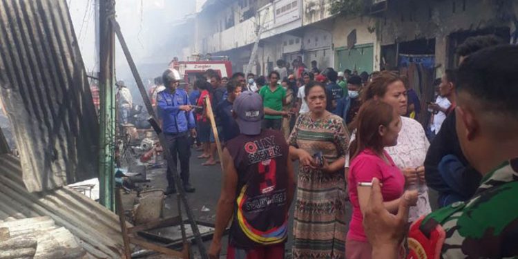 Kebakaran melanda puluhan toko, warung, dan kos-kosan di lorong Heppy, Kelurahan Calaca, Kecamatan Wenang, Kota Manado, Senin (14/2/2022). (istimewa)