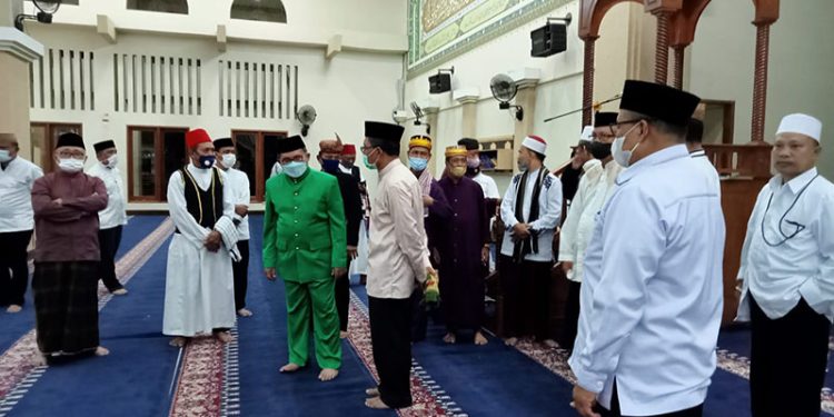 Maten Taha, Walikota Gorontalo hadiri perayaan isra mikraj nabi Muhammad SAW 1443 Hijriyah di masjid Baiturrahim Kota Gorontalo, Ahad (27/2/2022). Foto : Sari/gopos