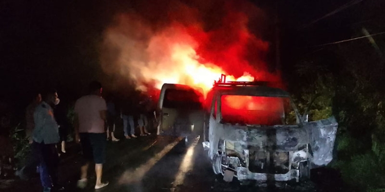 Kebakaran yang melanda sebuah mobil minibus yang mengakut cabai saat melintas di kawasan hutan lindung Pohuwato, di Desa Palopo, Kecamatan Marisa, Pohuwato, Rabu (16/2/2022). (istimewa)