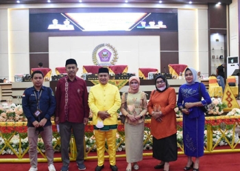 N.R. Monoarfa, Sekwan DPRD Kota Gorontalo (ketiga dari kiri), bersama staf sekretariat DPRD Kota Gorontalo, Hadiri Rapat paripurna HUT Kabupaten Pohuwato yang ke-19. Jum'at, (25/2/2022). Foto : Humas