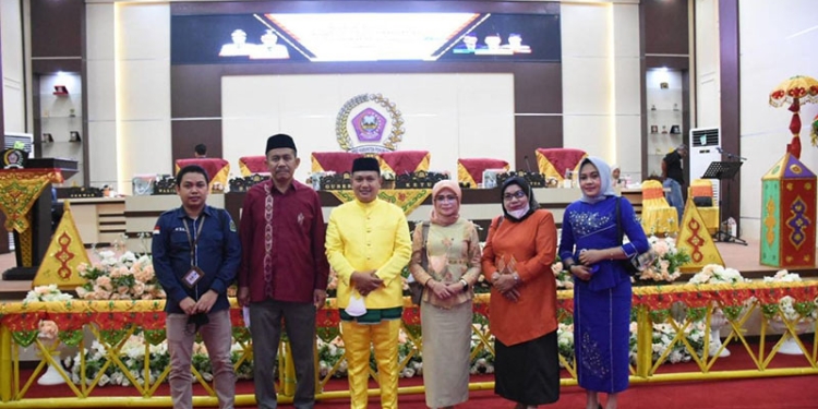 N.R. Monoarfa, Sekwan DPRD Kota Gorontalo (ketiga dari kiri), bersama staf sekretariat DPRD Kota Gorontalo, Hadiri Rapat paripurna HUT Kabupaten Pohuwato yang ke-19. Jum'at, (25/2/2022). Foto : Humas