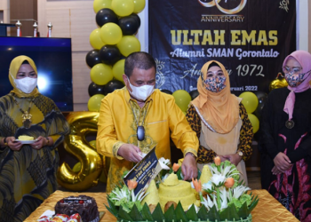 Wagub Gorontalo H. Idris Rahim (kedua kiri) memotong tumpeng pada perayaan reuni tahun emas atau 50 tahun kelulusan alumni SMAN 1 Gorontalo angkatan 1972 di aula rumah jabatan Wagub Gorontalo, Selasa (22/2/2022). (Foto: Haris)