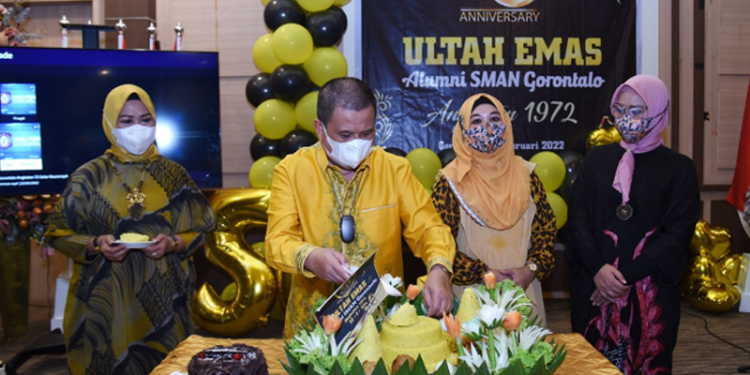 Wagub Gorontalo H. Idris Rahim (kedua kiri) memotong tumpeng pada perayaan reuni tahun emas atau 50 tahun kelulusan alumni SMAN 1 Gorontalo angkatan 1972 di aula rumah jabatan Wagub Gorontalo, Selasa (22/2/2022). (Foto: Haris)