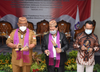 Gubernur Gorontalo Rusli Habibie (kiri) bersama Kepala Perpusnas RI Muhammad Syarif Bando dan anggota Komisi X DPR RI Elnino Husain Mohi memukul Polopalo pada peresmian gedung Layanan Perpustakaan Umum (LPU) Dinas Kearsipan dan Perpustakaan Provinsi Gorontalo, Senin (21/02/2022). (Foto: Salman)
