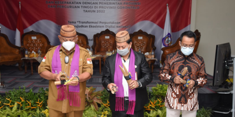 Gubernur Gorontalo Rusli Habibie (kiri) bersama Kepala Perpusnas RI Muhammad Syarif Bando dan anggota Komisi X DPR RI Elnino Husain Mohi memukul Polopalo pada peresmian gedung Layanan Perpustakaan Umum (LPU) Dinas Kearsipan dan Perpustakaan Provinsi Gorontalo, Senin (21/02/2022). (Foto: Salman)