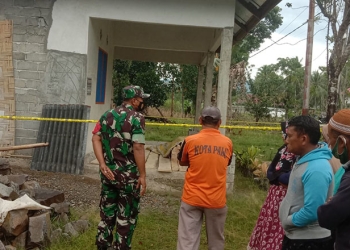 Sejumlah warga beserta aparat berwajib melihat kondisi rumah Husen Laiko pasca tragedi berdarah yang terjadi pada Ahad (20/2/2022) dini hari. (istimewa)