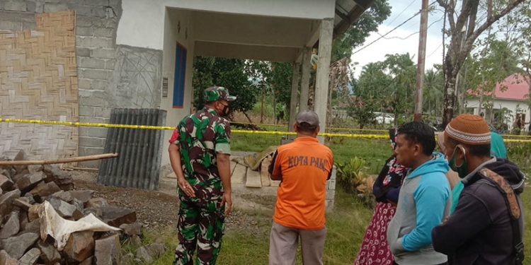 Sejumlah warga beserta aparat berwajib melihat kondisi rumah Husen Laiko pasca tragedi berdarah yang terjadi pada Ahad (20/2/2022) dini hari. (istimewa)