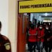 Petugas Kejaksaan Tinggi Gorontalo mengapit tiga tersangka dugaan korupsi lampu jalan tenaga surya di Boalemo, MP alias Mengki, IJ alias Iswansyah, dan MZS alias Zulkifli, saat akan dibawa ke Lapas Gorontalo, Rabu (16/2/2022). (sari/gopos)