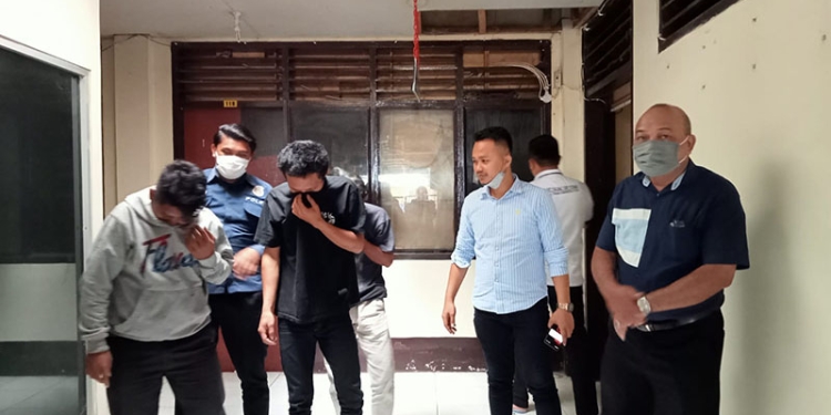 Tiga pemuda dikawal petugas Polres Gorontalo Kota usai diamankan lantaran diduga mencuri bentor. (sari/gopos)