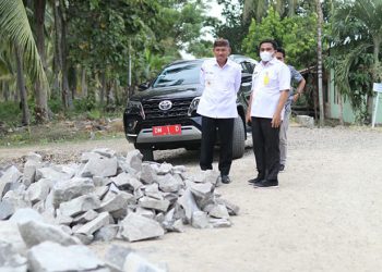 Bupati Pohuwato, Saipul Mbuinga meninjau pembangunan jalan Desa Motolohu Selatan, Desa Huyula, dan Desa Siduwonge, Kecamatan Randangan, Rabu (2/2/2022) (Istimewa)