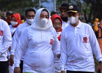 Wakil Bupati Pohuwato Suharsi Igirisa Bersama Asisten 1 Arman Mohamad Saat Melakukan Jalan Sehat. Jum'at 11/02/2022 (Istimewa)