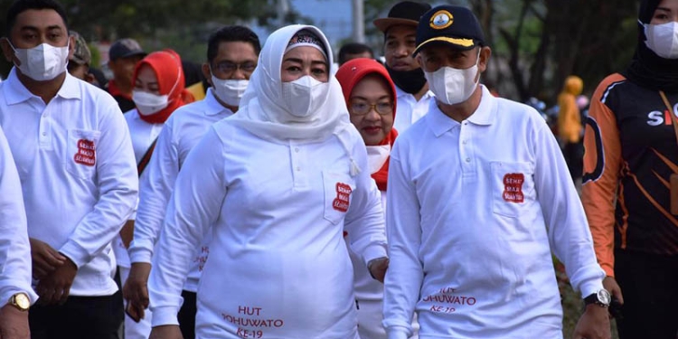 Wakil Bupati Pohuwato Suharsi Igirisa Bersama Asisten 1 Arman Mohamad Saat Melakukan Jalan Sehat. Jum'at 11/02/2022 (Istimewa)