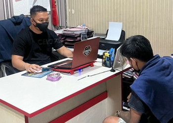 Petugas Polres Gorontalo Kota melakukan pemeriksaan terhadap RM dan SK, dua pemuda yang diamankan karena mengamuk di hotel di Kecamatan Kota Timur, Kota Gorontalo, Rabu (16/2/2022). (Polres Gorontalo Kota)
