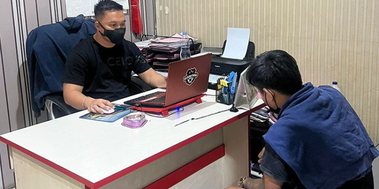 Petugas Polres Gorontalo Kota melakukan pemeriksaan terhadap RM dan SK, dua pemuda yang diamankan karena mengamuk di hotel di Kecamatan Kota Timur, Kota Gorontalo, Rabu (16/2/2022). (Polres Gorontalo Kota)
