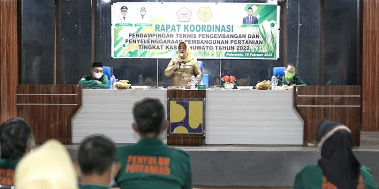 Wakil Bupati Pohuwato Suharsi Igirisa Memberikan Sambutan Kepada Penyuluh Pertanian Kabupaten Pohuwato. Selasa 15/02/2022 (Istimewa)