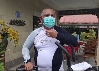 Gubernur Gorontalo, Rusli Habibie, menyampaikan keterangan terkait kondisinya usai kembali terjangkit Covid-19, Jumat (11/2/2022). (tangkapan layar/gopos)