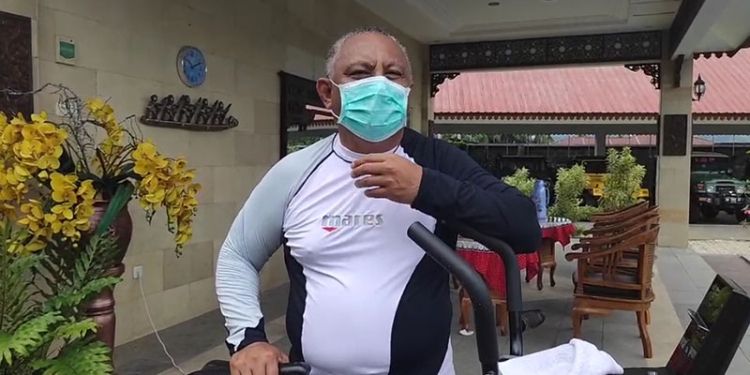 Gubernur Gorontalo, Rusli Habibie, menyampaikan keterangan terkait kondisinya usai kembali terjangkit Covid-19, Jumat (11/2/2022). (tangkapan layar/gopos)