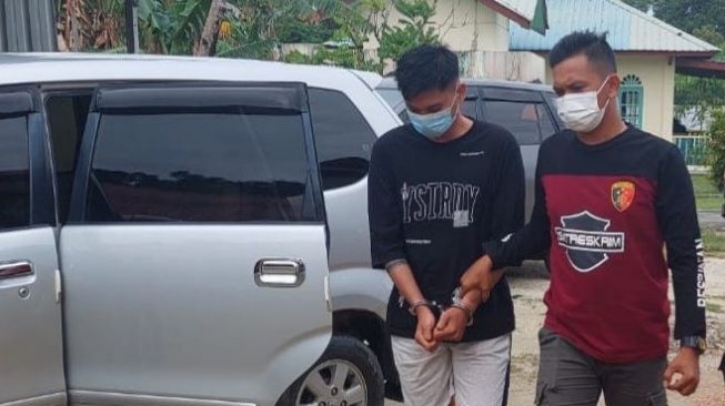 HAR dibawa personel Polsek Bintan Utara usai menerima laporan dari istri pertama (suara.com)